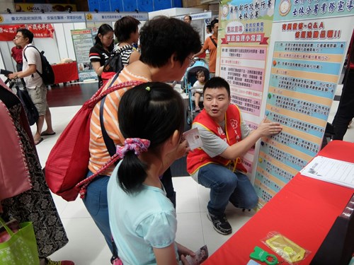 台北車站設置攤位，加強推展檔案應用宣導1