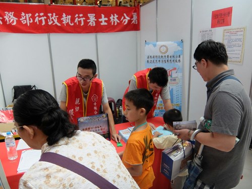 台北車站設置攤位，加強推展檔案應用宣導2