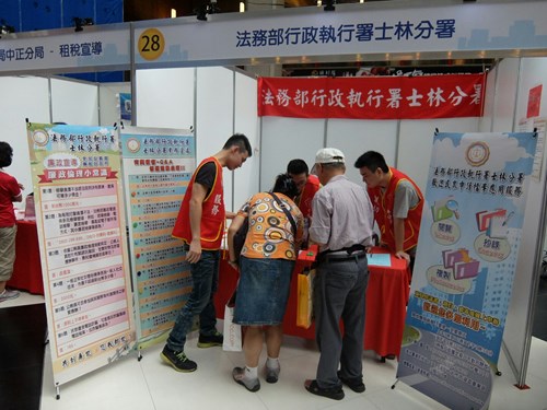 台北車站設置攤位，加強推展檔案應用宣導3