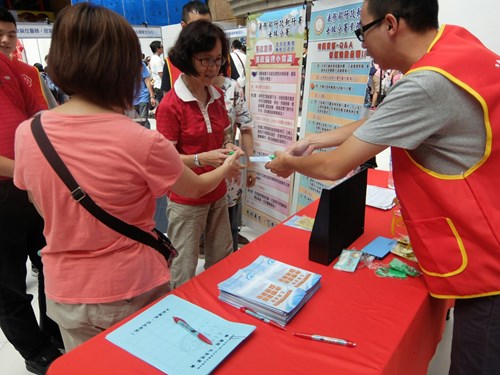 台北車站設置攤位，加強推展檔案應用宣導6