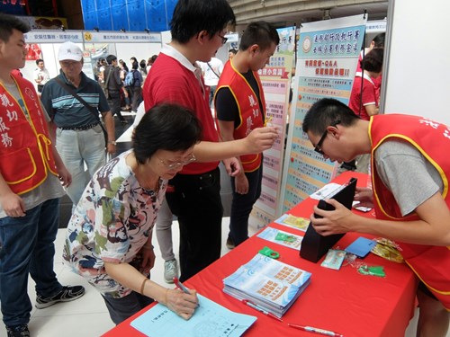 台北車站設置攤位，加強推展檔案應用宣導7