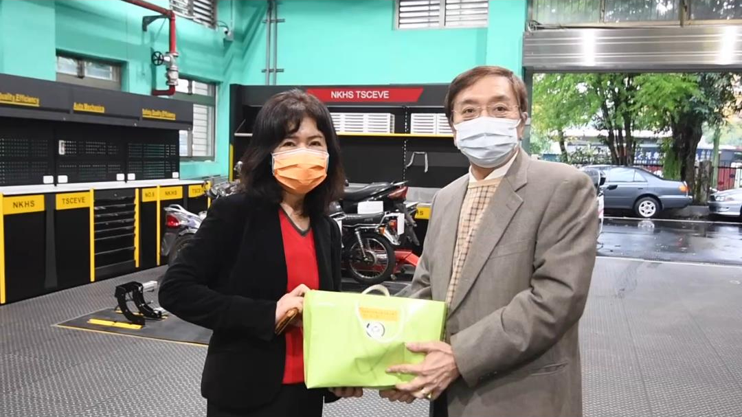 01劉校長(左)及莊分署長(右)贈與儀式