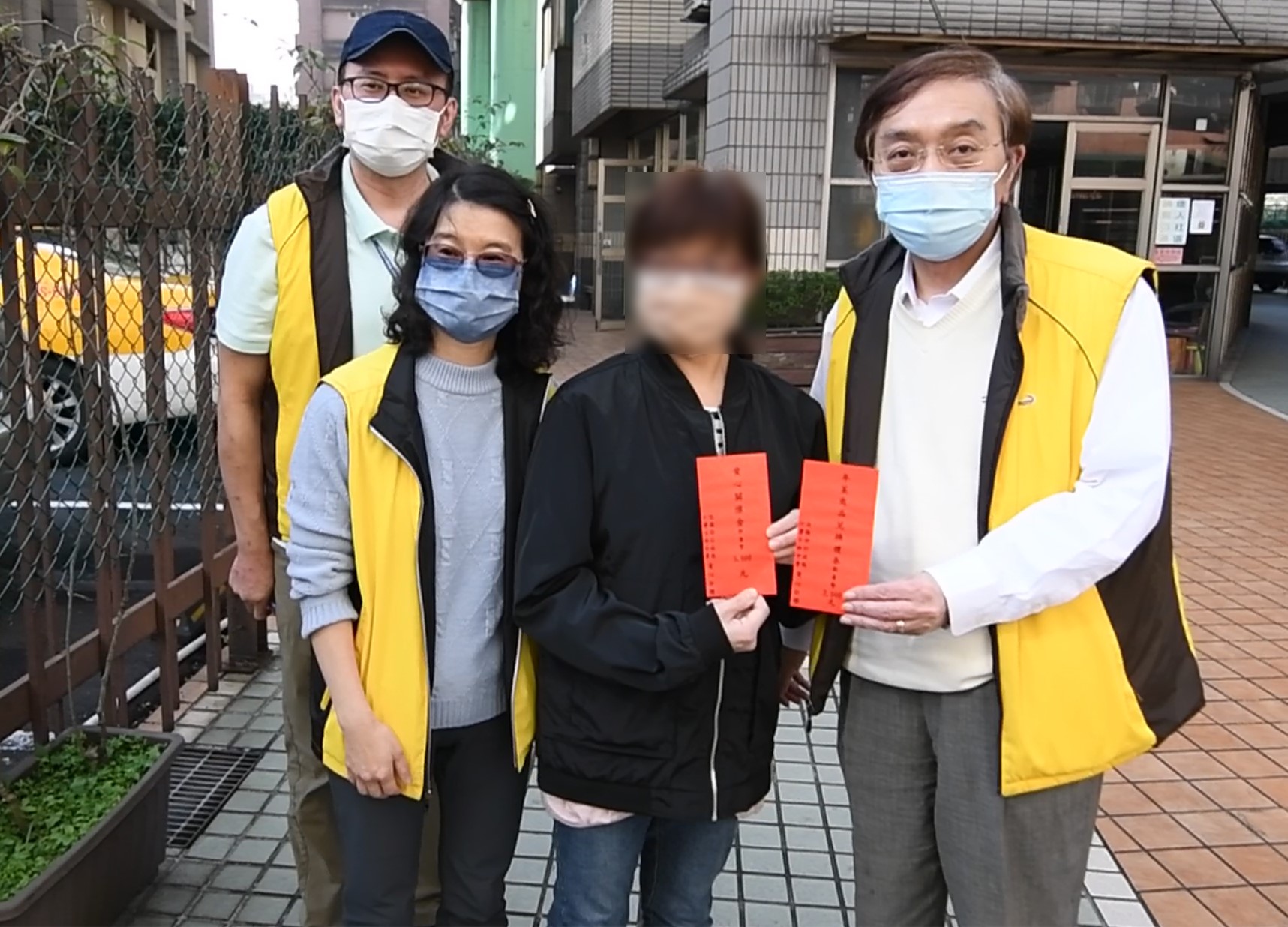 義務人與分署長、本分署同仁合影