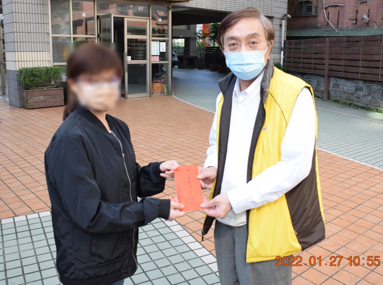 義務人與分署長合影