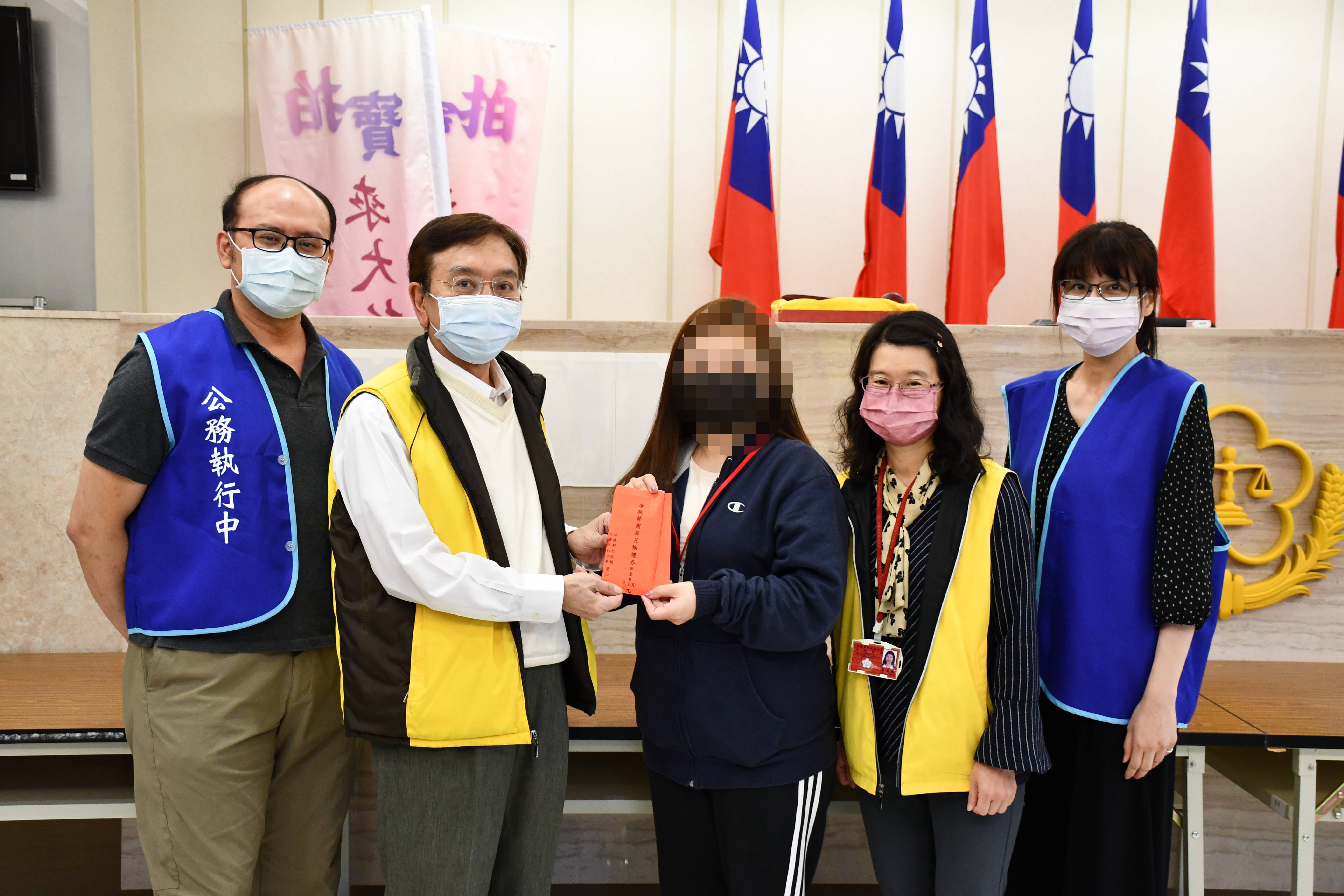 弱勢關懷，與本分署執行人員合照
