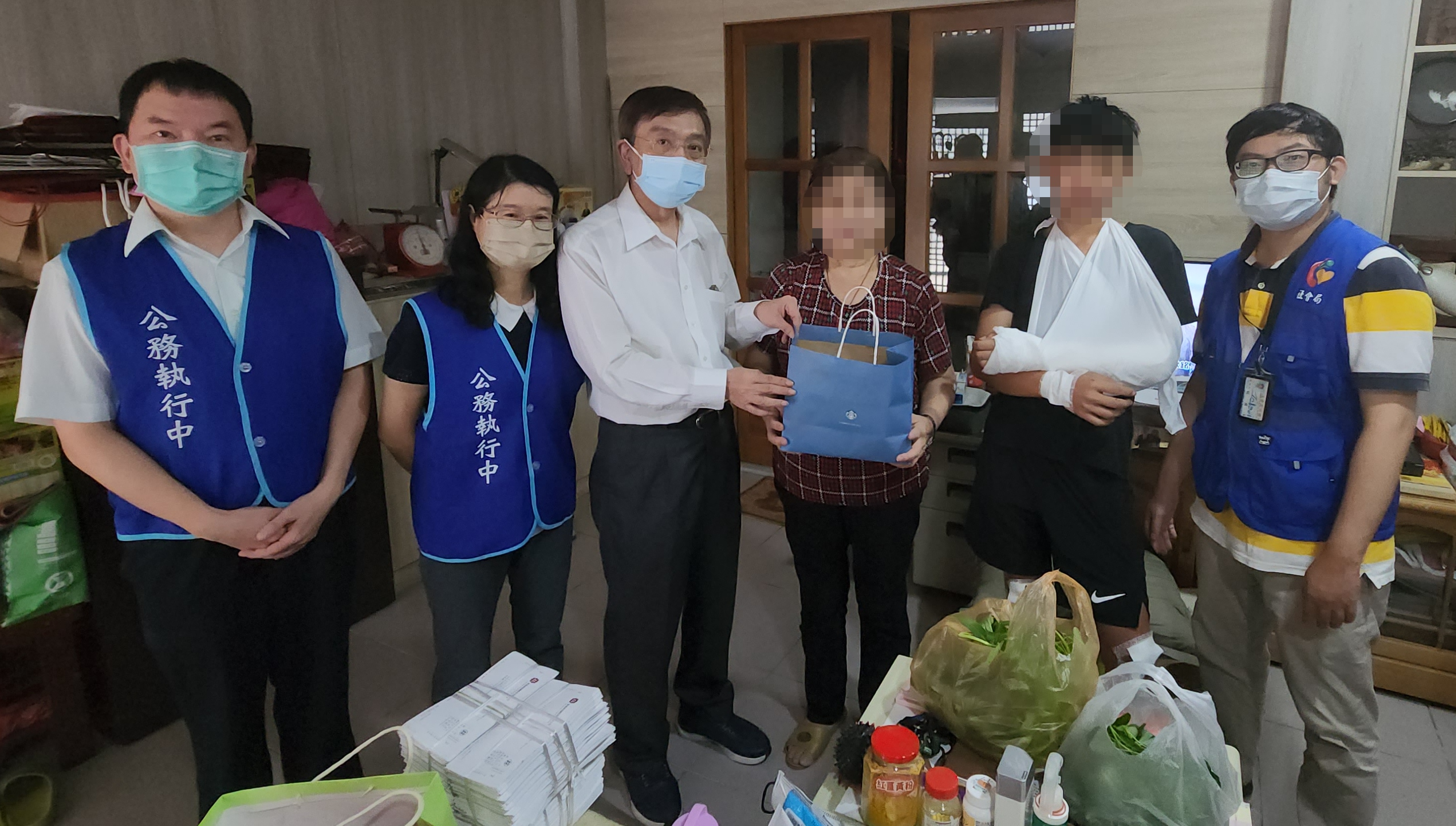 士林分署致贈中秋禮品合影