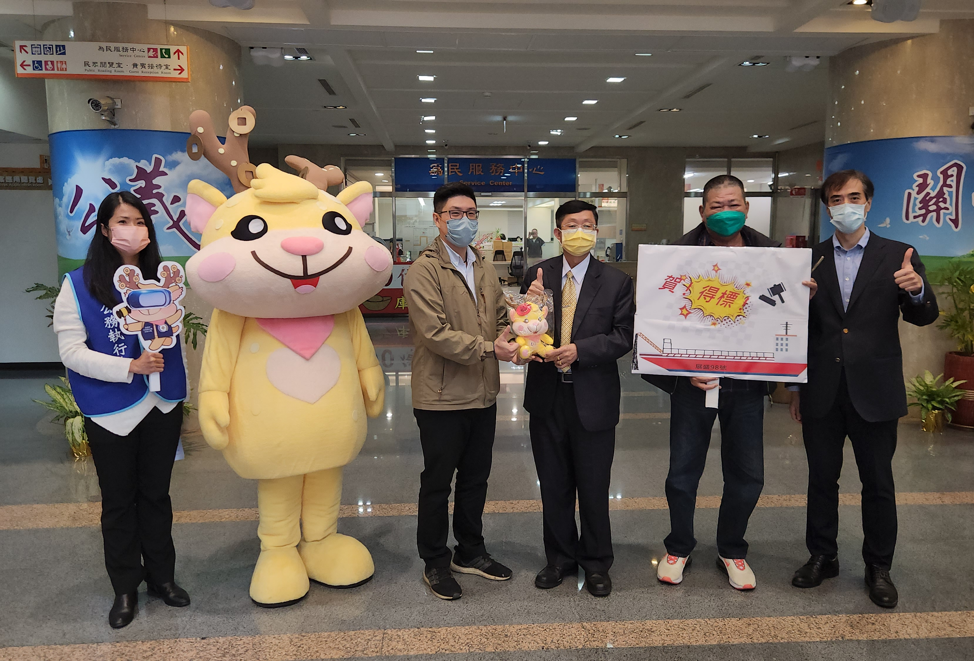 3.林署長致贈吉祥物拍寶予得標人並合影祝賀