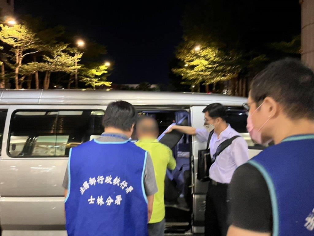3.戒護義務人上車前往管收所